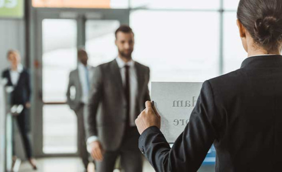 Havalimanında Sizi Bekleyen Araç: Meet & Greet Hizmeti Nedir?