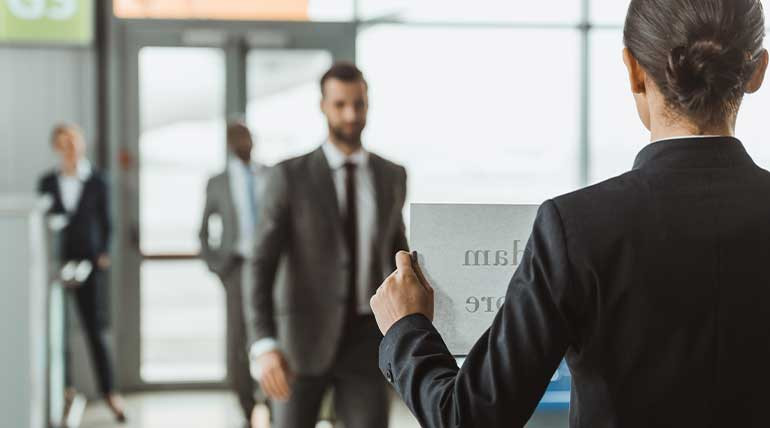 Havalimanında Sizi Bekleyen Araç: Meet & Greet Hizmeti Nedir?